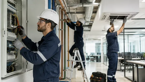 Personal de FEGHADAL ejecutando trabajos de pintura y acabados en una empresa